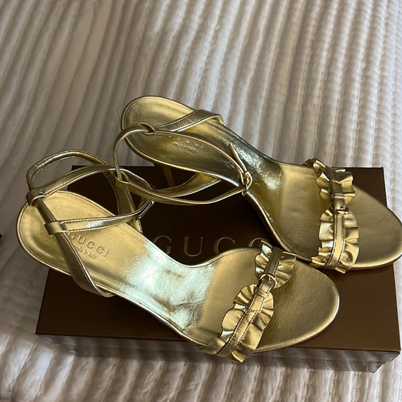 Gucci Gold Ruffled Leather Ankle Strap Sandals. Size 9B - Picture 2 of 7